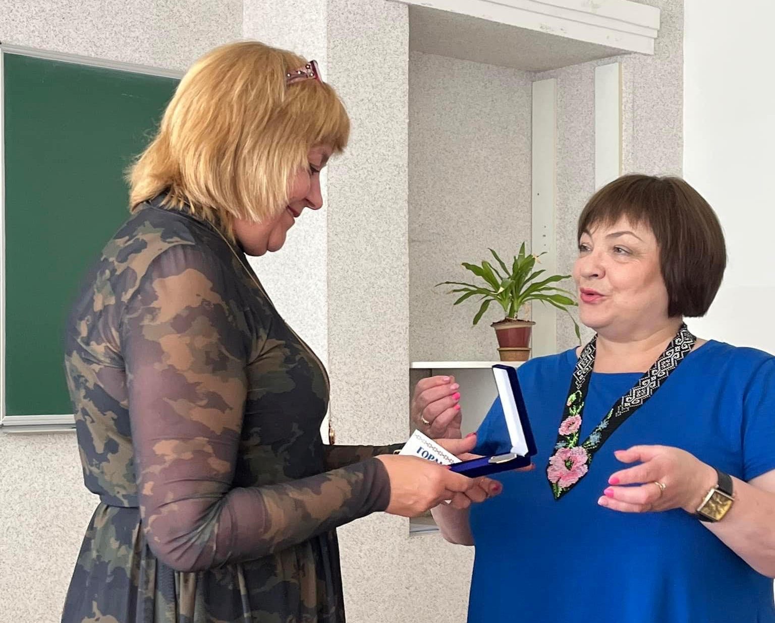 Надія Дробик вручає відзнаку університету Тетяні Вільчинській